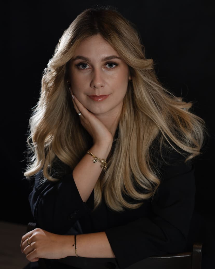 Portret adwokat Emilii Dzierzgowskiej w białej koszuli