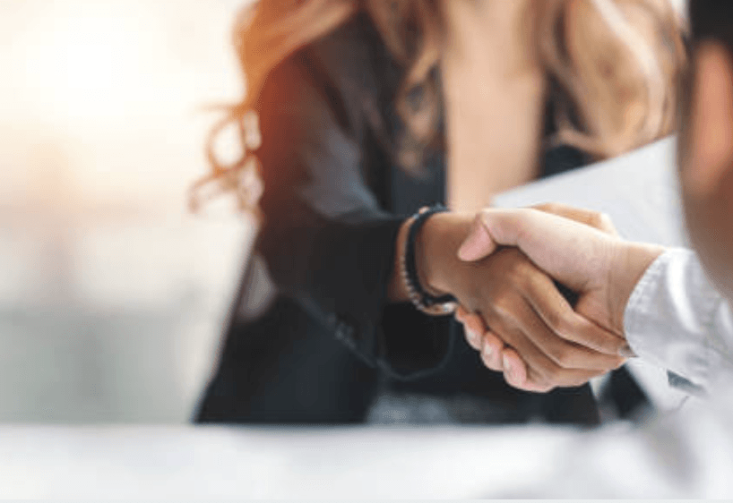 Stała obsługa prawna firm – na czym polega i kiedy warto z niej skorzystać?